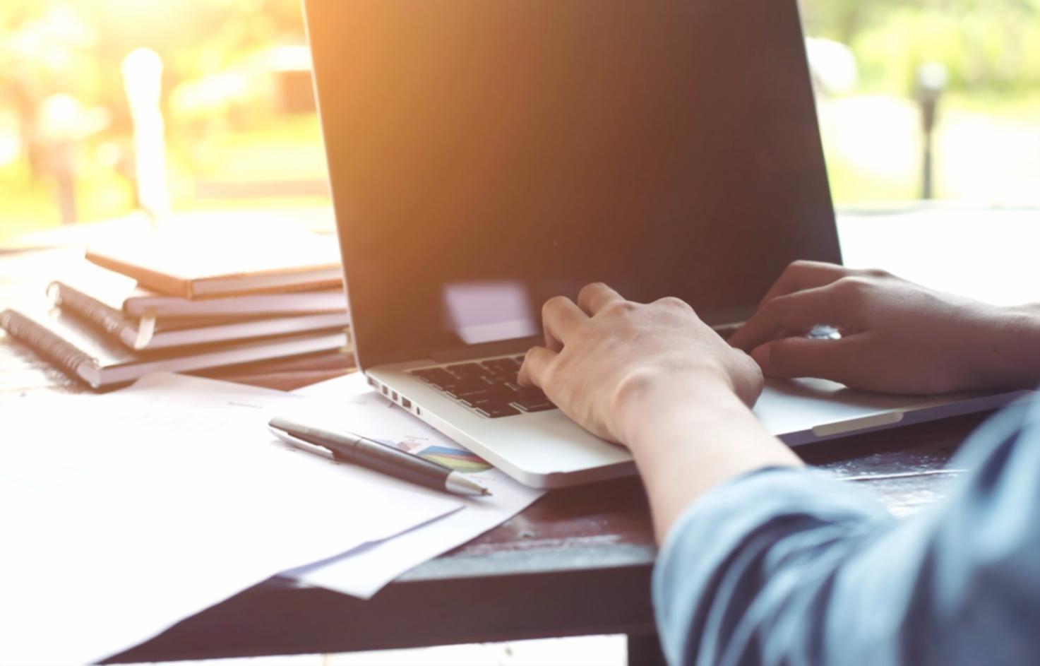 Équipe de consultants financiers collaborant sur une stratégie d'entreprise dans un environnement moderne