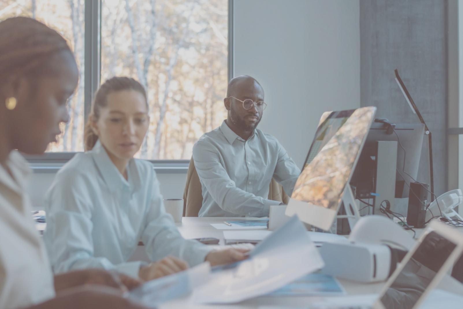 Équipe travaillant sur des analyses financières avec support d'experts